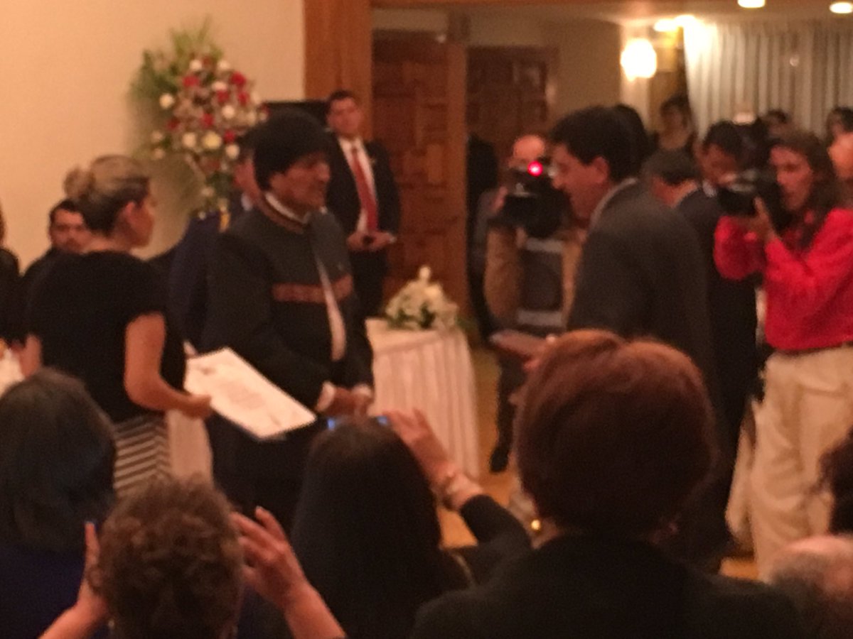 EkklesiaBolivia's tweet photo. Condecoración al Presidente Evo, el canciller, otras autoridades y fundadores de #ANDEB en sus 50 años. https://t.co/8tVQbdcxJr