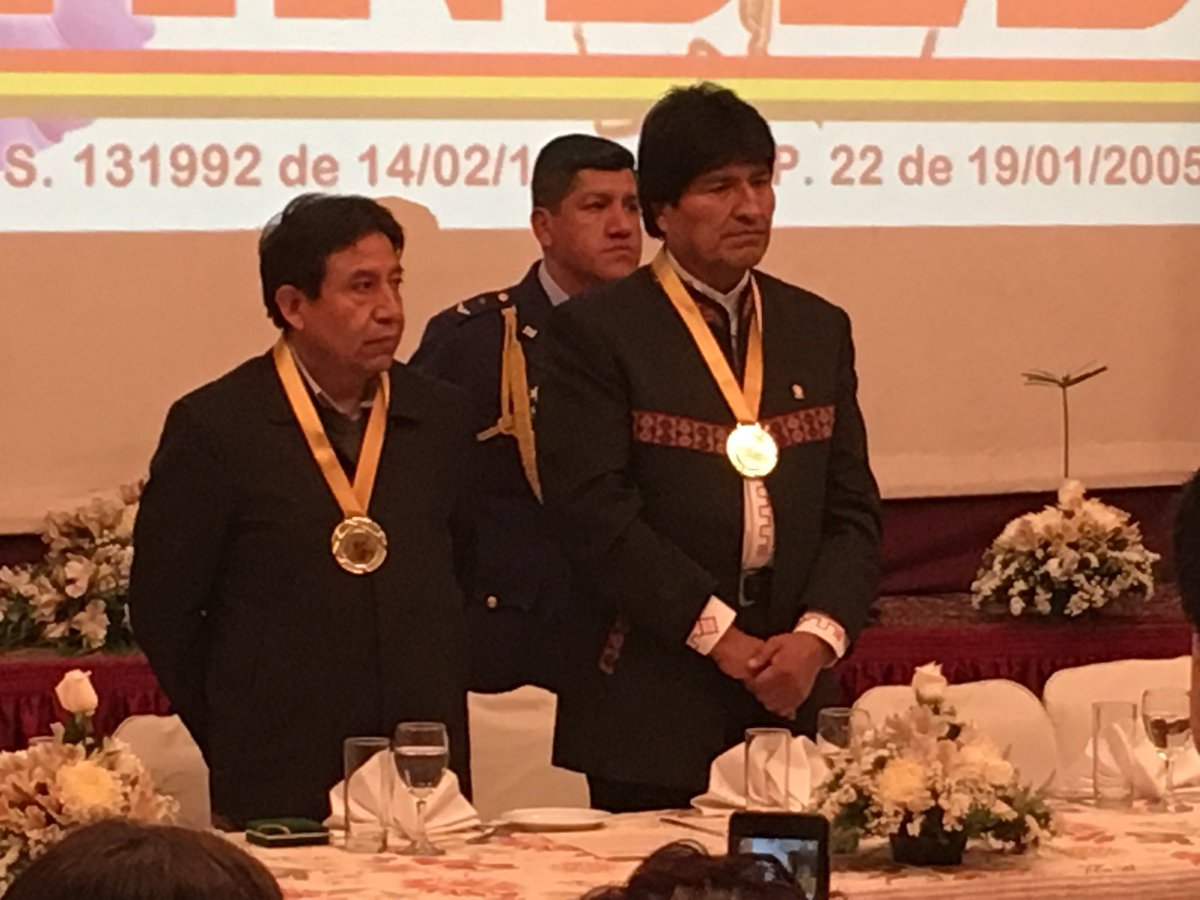 EkklesiaBolivia's tweet photo. Condecoración al Presidente Evo, el canciller, otras autoridades y fundadores de #ANDEB en sus 50 años. https://t.co/8tVQbdcxJr
