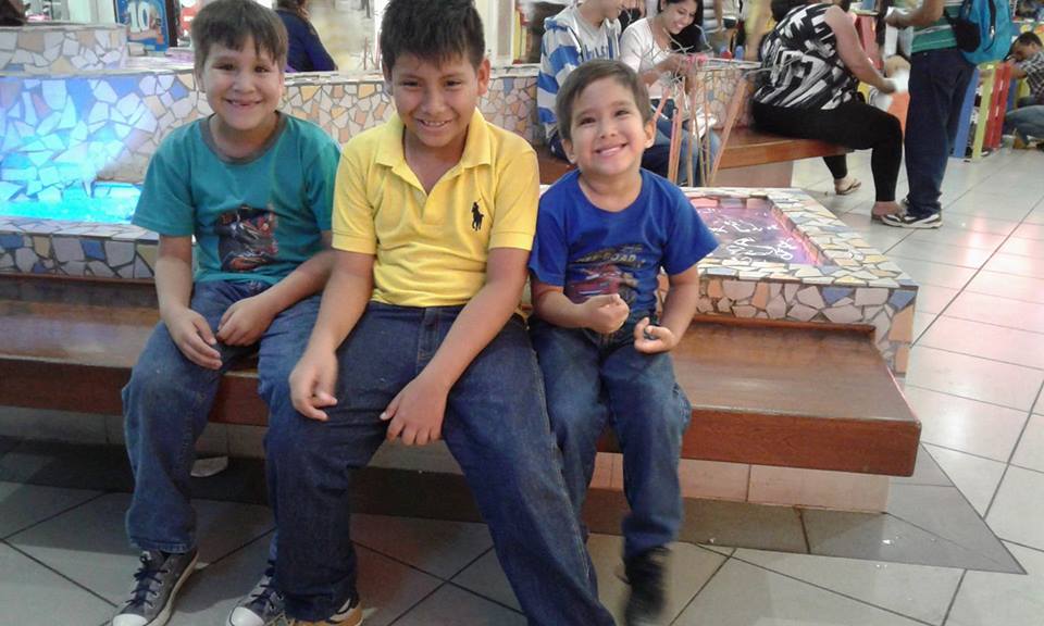 Angie_Moya_M's tweet photo. Amores de mamá ☺☺☺ https://t.co/rXrUyKCkMR