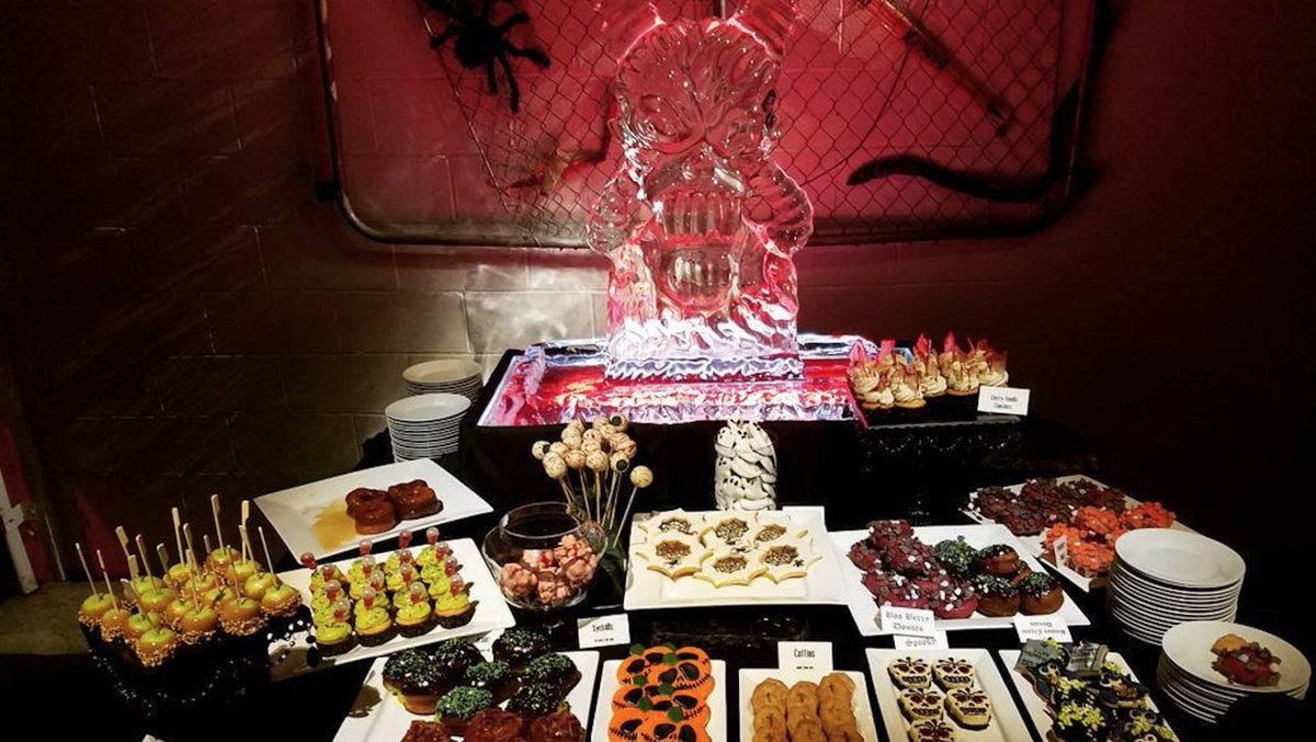 Deadspin's tweet photo. LeBron roasted the Warriors at his Halloween party with some extremely rude cookies: https://t.co/QsAyXmUUV2 https://t.co/jObaq36Fph