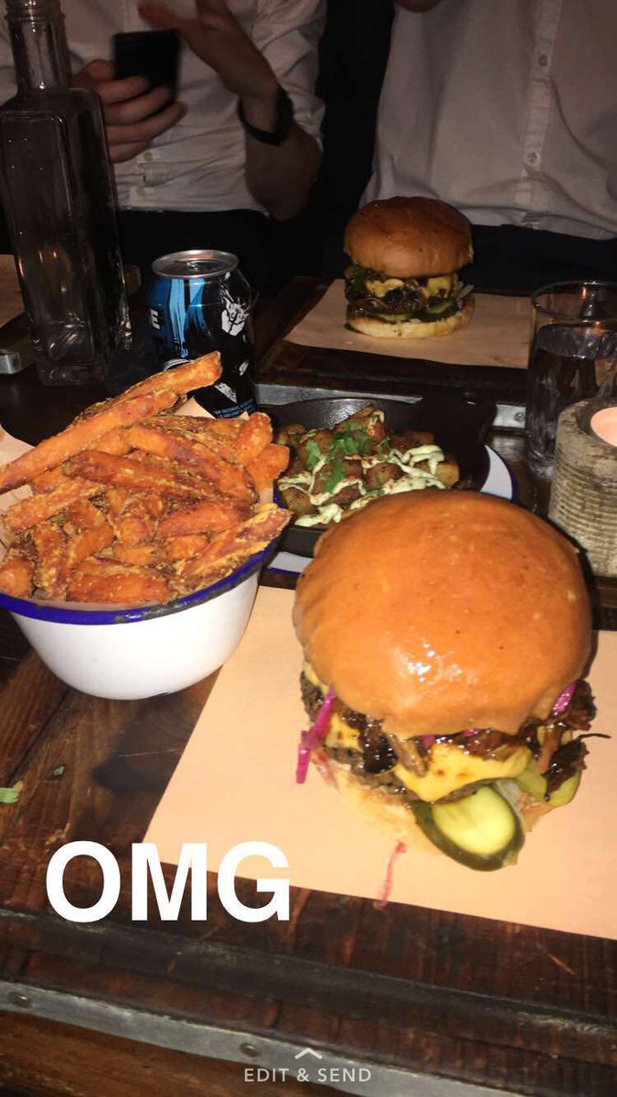 gazhaz85's tweet photo. @GerhardBurgerC#hotbox#awsomefood#freebourbon https://t.co/fUJkWZ5LYY