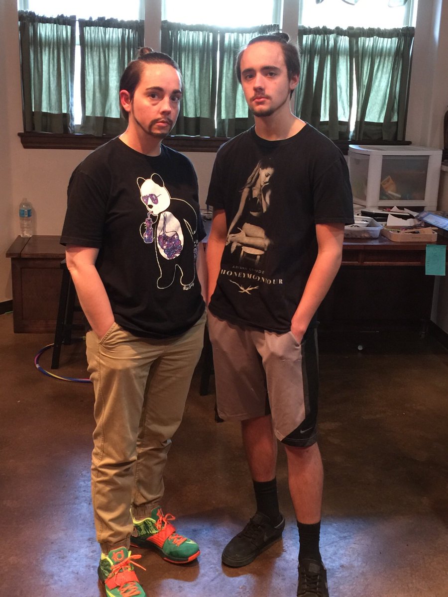 TrentVincent11's tweet photo. My mom was me for Halloween 💀 https://t.co/hJJabSoc1o