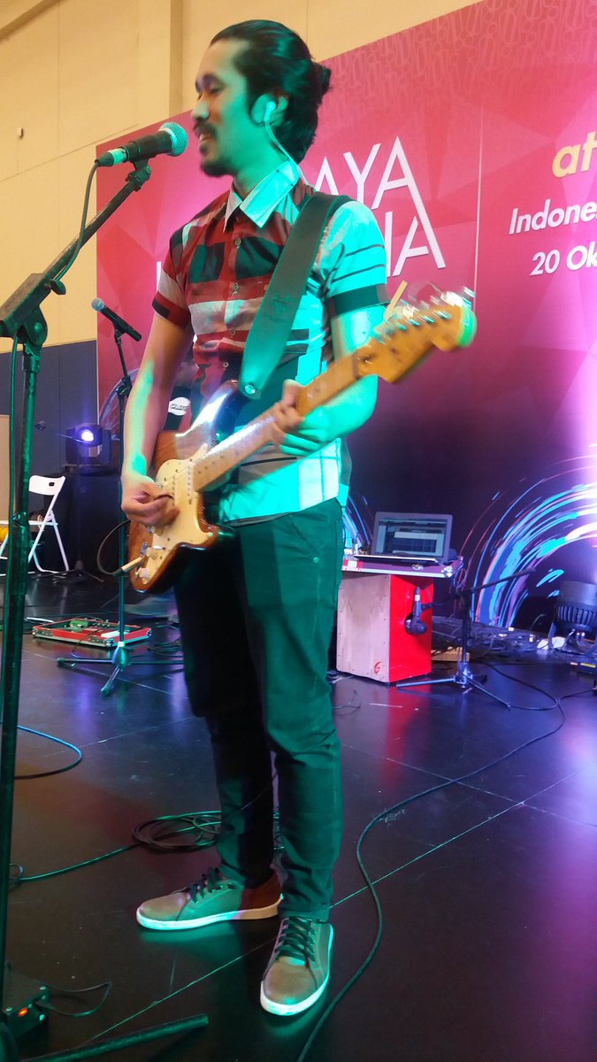 Nah ini dia yang bikin lirik2 lagu nya <a href="/Dfinix/">DFINIX Band OFFICIAL</a> @Rendy_Dfinix 😆😍😍