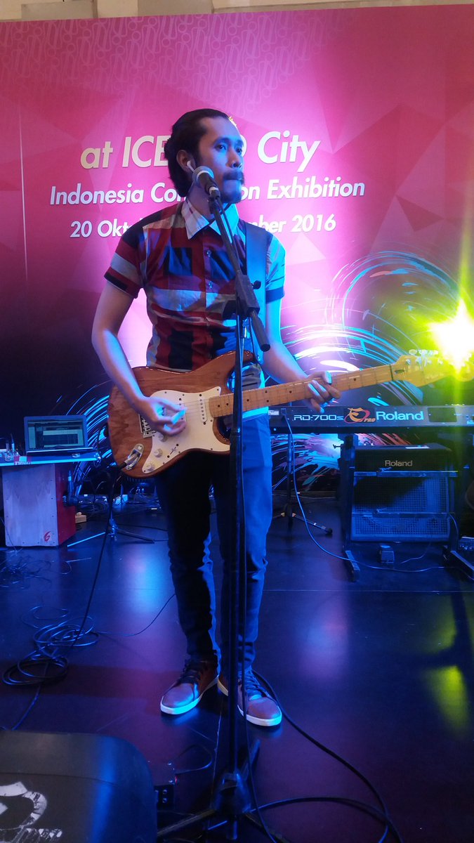 Finixious_ID's tweet photo. Nah ini dia yang bikin lirik2 lagu nya @Dfinix @Rendy_Dfinix 😆😍😍 https://t.co/ri23c0Lhjm