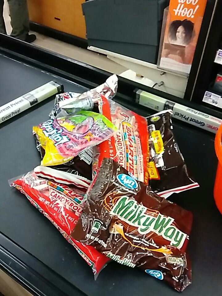 SirThomasCraft's tweet photo. Last minute candy for Halloween https://t.co/LnTx75E6EA