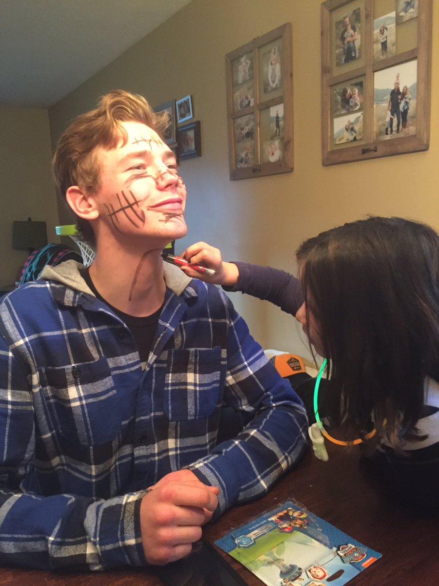 connorm128's tweet photo. @yourboybings and @nickgraham04 getting ready for trick or treating with their billet siblings #nocostumenoproblem @KIJHLPosse @KIJHL @ https://t.co/TXaDic6USS