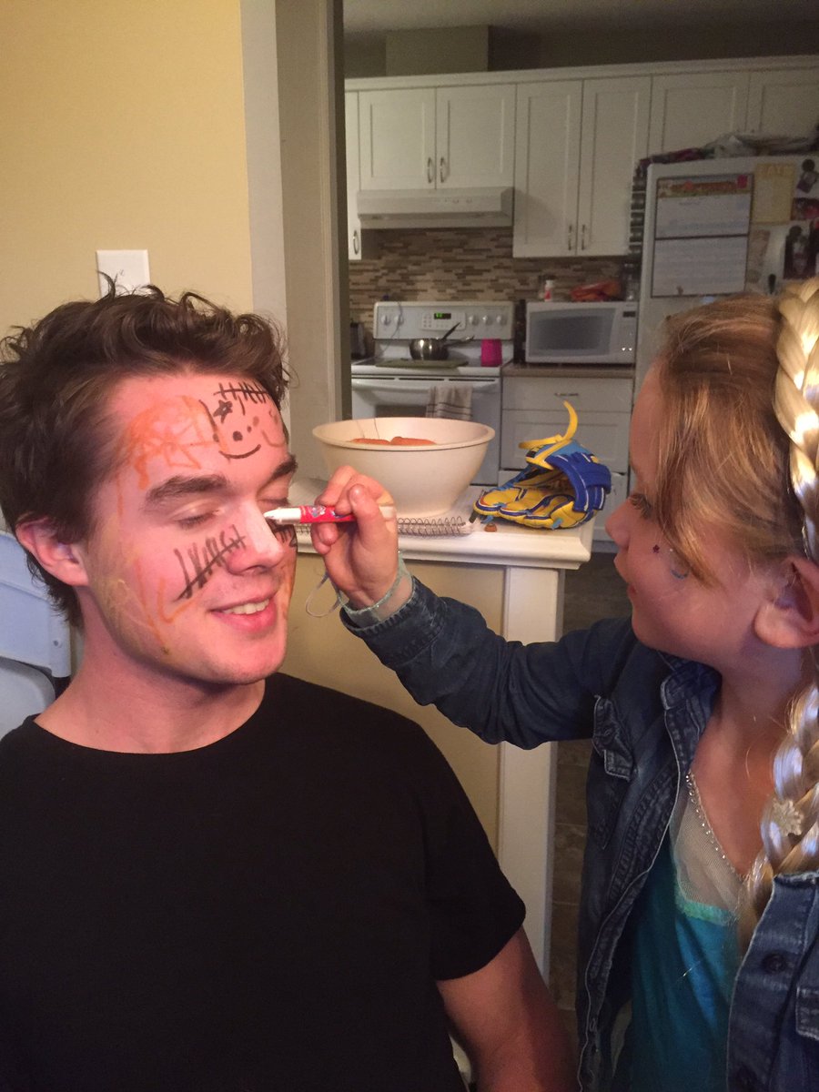 connorm128's tweet photo. @yourboybings and @nickgraham04 getting ready for trick or treating with their billet siblings #nocostumenoproblem @KIJHLPosse @KIJHL @ https://t.co/TXaDic6USS