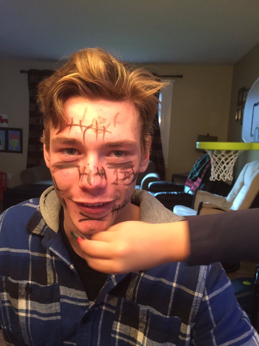 connorm128's tweet photo. @yourboybings and @nickgraham04 getting ready for trick or treating with their billet siblings #nocostumenoproblem @KIJHLPosse @KIJHL @ https://t.co/TXaDic6USS