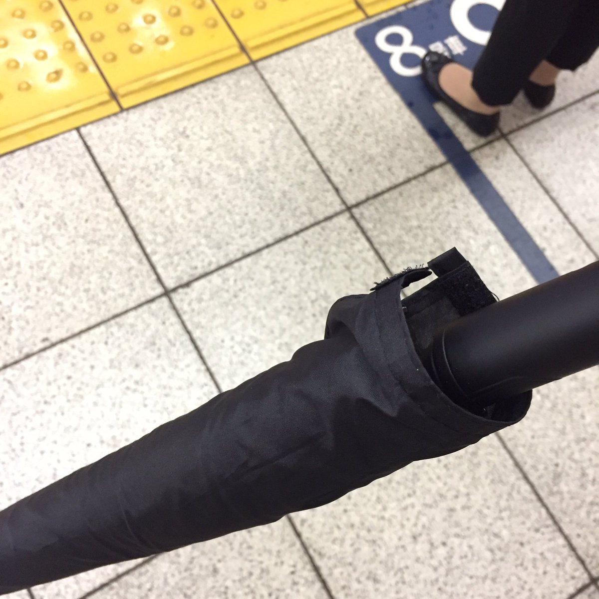 アライユウサク Dual Work En Twitter セブンイレブンの黒い傘 が素敵すぎる ビニール傘 使ってるサラリーマンは全員これ使うべき 1 適度な価格で執着心 大切にしなきゃ感 が出来る 2 黒いのでビニ傘のような安っぽさがない 3 カバー付きで電車で他人のズボンを