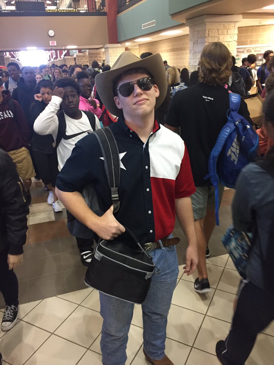 ryan_uderswag's tweet photo. Big Tex in his natural environment... https://t.co/nGvW97BXvB