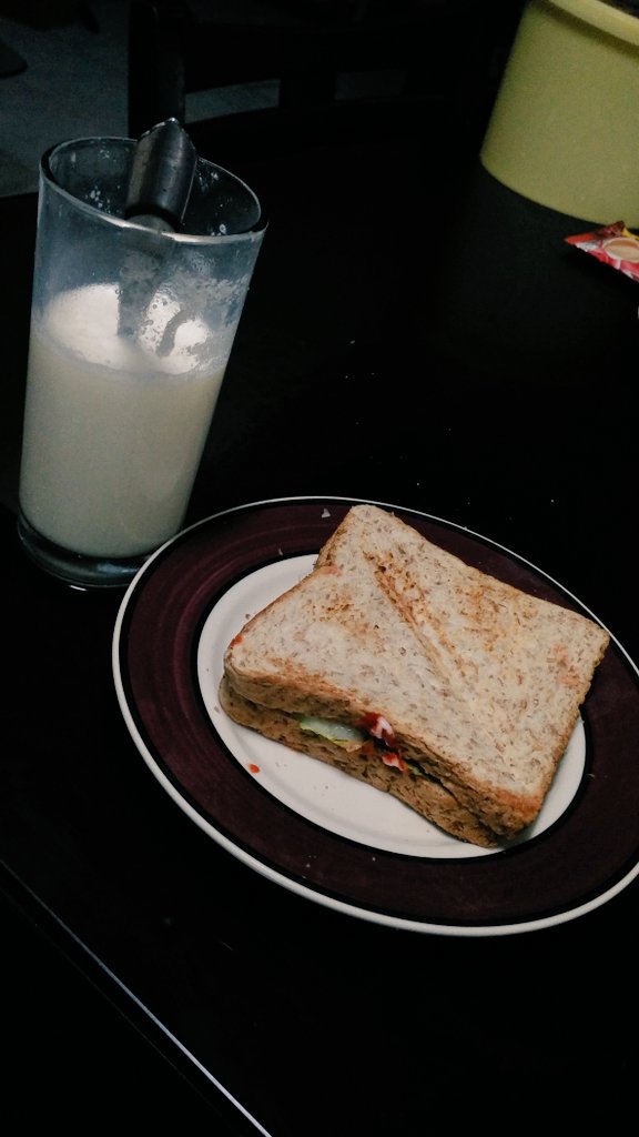 janicanne's tweet image. Mommy's breakfast #MilkAndSandwich #HateMilk 🙀🙀🙀