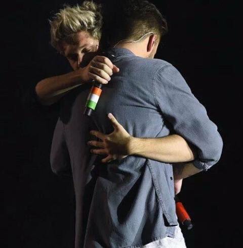 facehes's tweet photo. THIS HAPPENED 1 YEAR AGO OH MY GOD I'M CRYING https://t.co/WYM8SNzt85