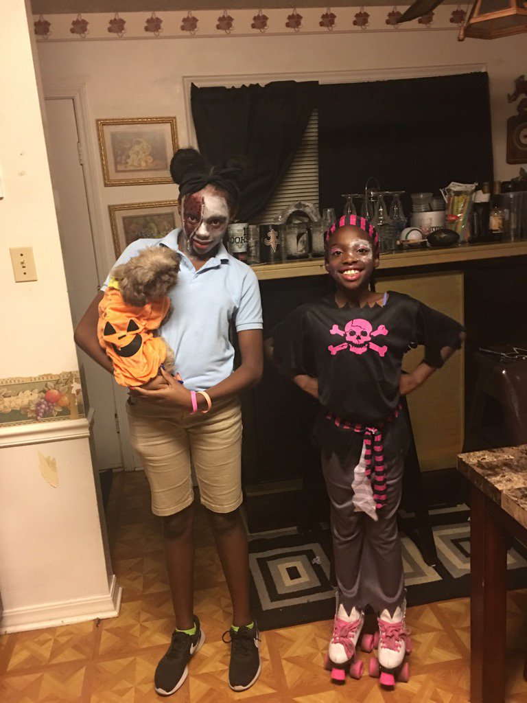 MzFun2know's tweet image. Zipper faced Zombie girl, Skater Pirate girl with a side of Pumpkin Shih Zu