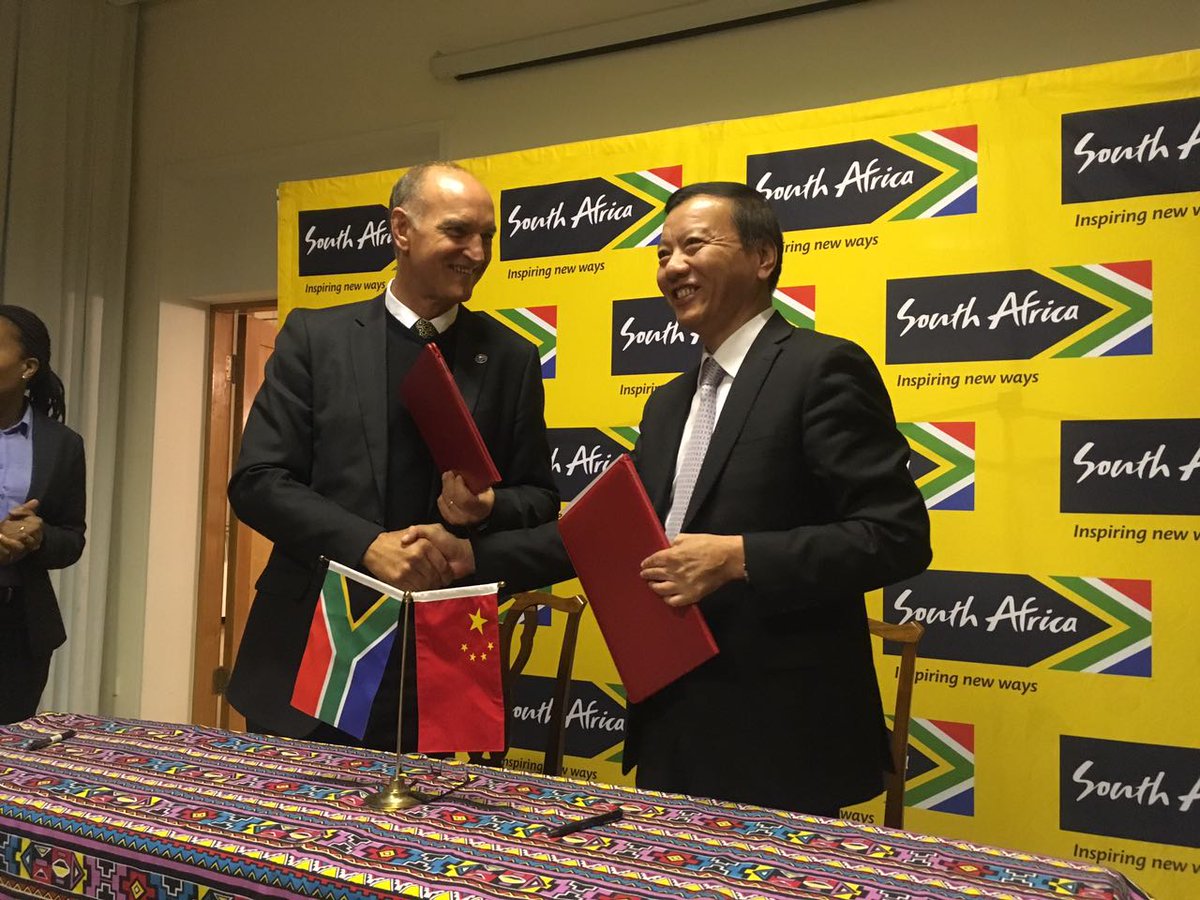 FSA Vice Chairman Mr Willem Bestbier &amp; vice chairperson of the CIQA Mr Wang Xin during the MOU signing ceremony.