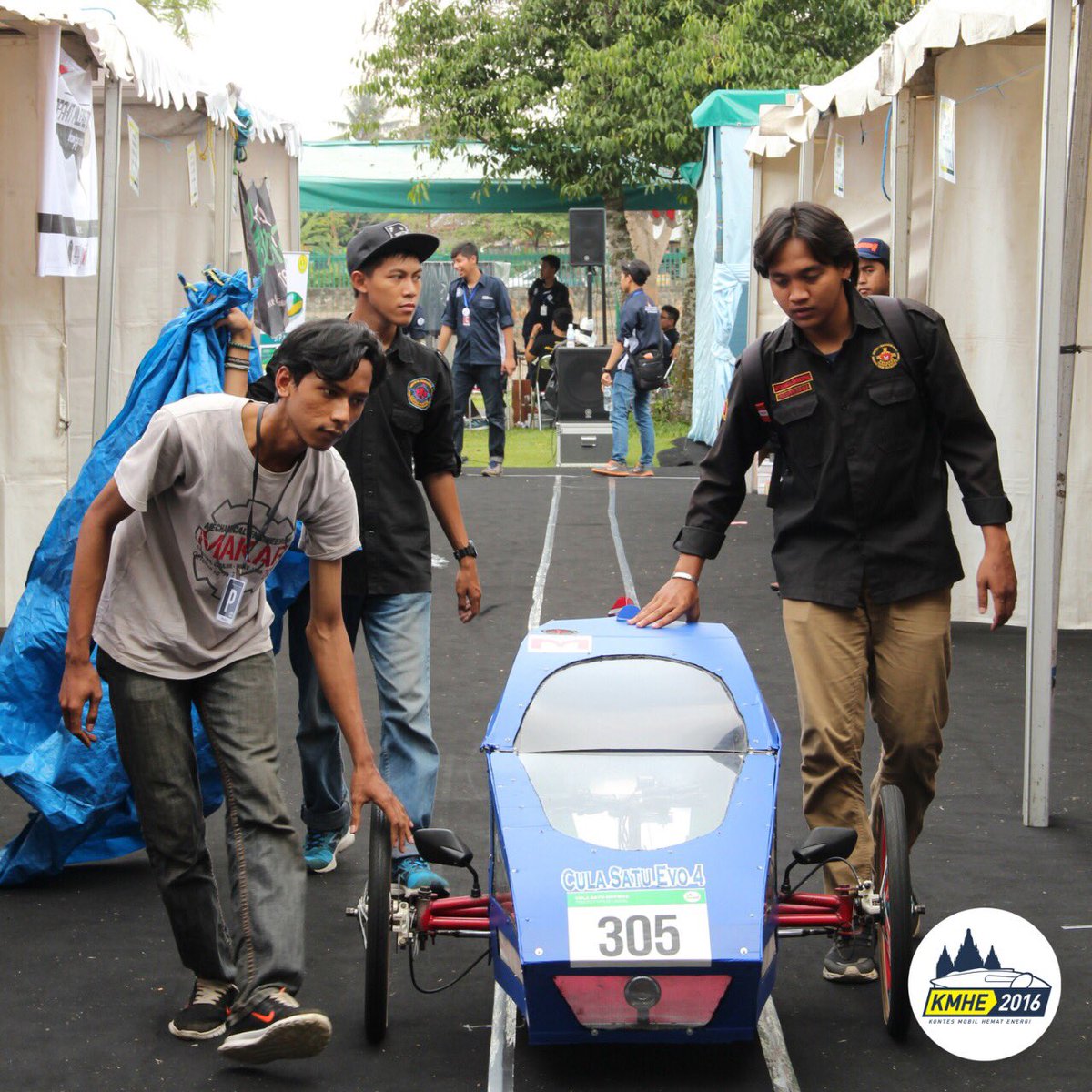 kmhe2016's tweet photo. Teman-teman dari UNTIRTA dengan Cula Satu Evo 4 di paddock

#kmhe2016 https://t.co/SmAGGXQFXg