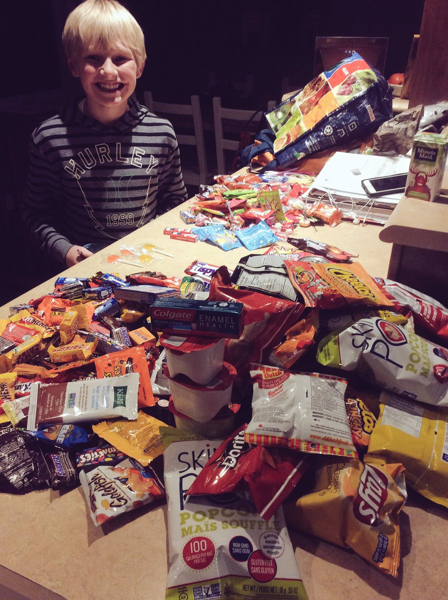 ZachMakesTracks's tweet image. Happy Halloween everyone! Zach says "Everything tastes better when you SHARE it!" #checkyourcandy #scaryfun #sharethelove