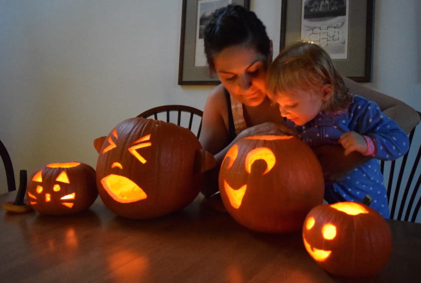 mrechenthin's tweet photo. Carving pumpkins #lildata https://t.co/PrVtl9oUiA