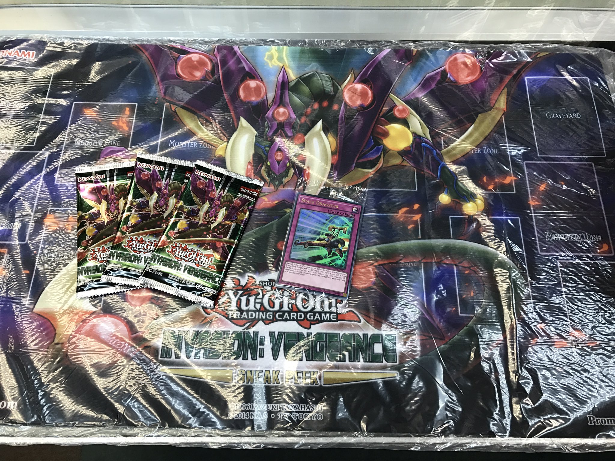 秋葉原チェルモ Cherumoakiba 遊戯王英語版eu スニークピーク最速入荷致しました インベイジョンオブヴェノム プレイマット 7980円税込 スニークピークのパックは1st バラ封入ですが結構当り確率アップしてるような T Co 1ldyhpsoji Twitter