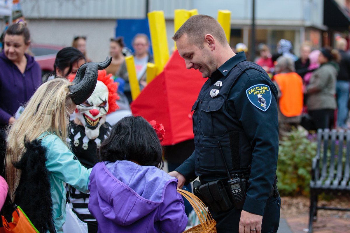 justinpatchin's tweet photo. No tricks, only treats here tonight from @EauClairePD. #SupportGoodCops @DntownEauClaire @CityofEauClaire https://t.co/V5S7U8lrMJ
