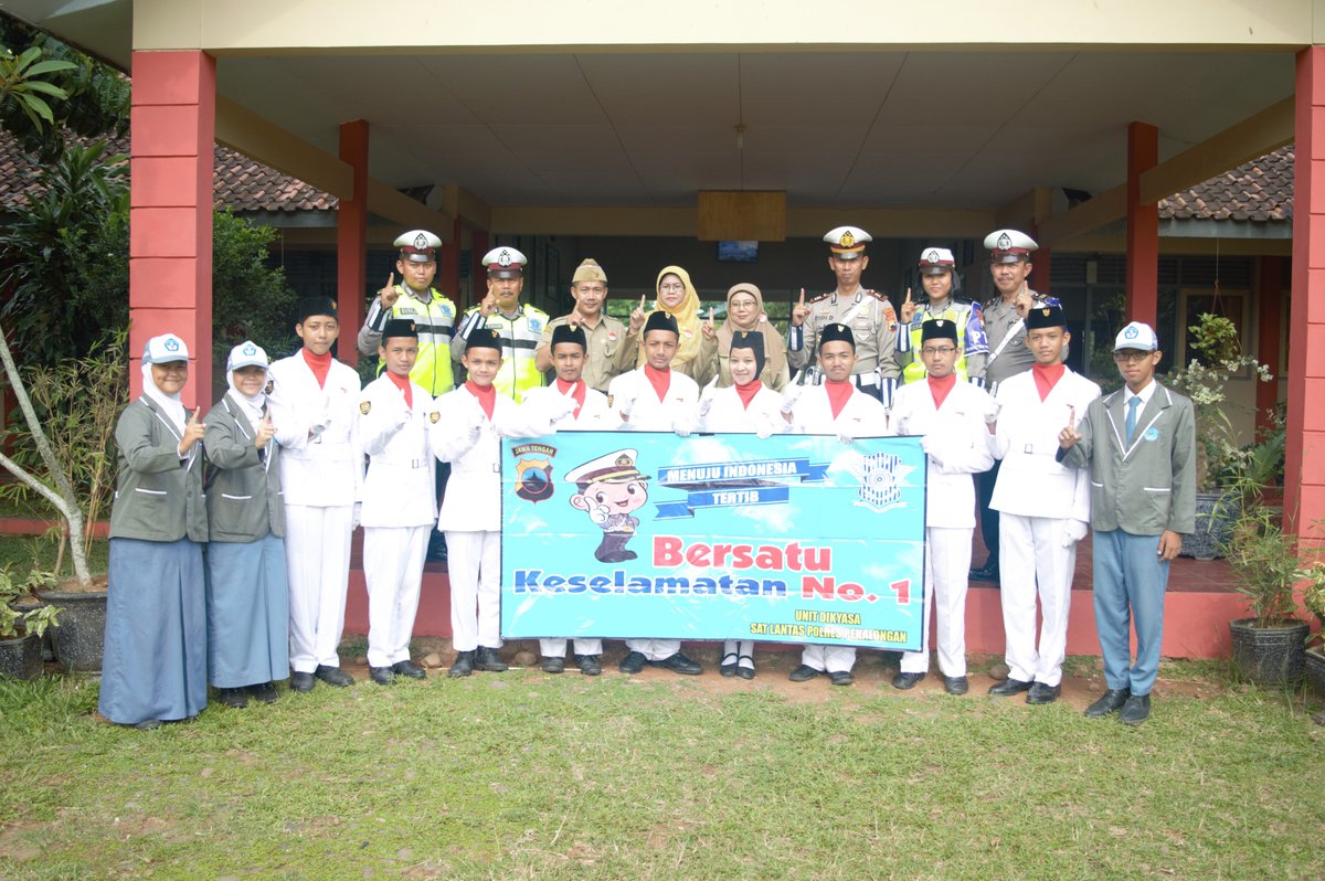 osissmandung's tweet photo. Hari Senin kemarin dilaksanakan upacara bendera dengan pembina upacara dari POLRES KAB.PKL dalam rangka Tertib Lalu Lintas. https://t.co/bb9Z7Ecf4b