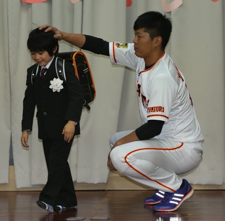 読売巨人軍 ジャイアンツ 内海哲也 投手 プロ野球人の社会貢献活動を表彰する ゴールデンスピリット賞 の受賞が決定 内海投手は ランドセル基金 と題して 様々な事情で親元を離れて暮らす子供たちにランドセルをプレゼントしています T Co 読売巨人軍 ジャイアンツ 内海哲也 投手 プロ野球人の社会貢献活動を表彰する ゴールデンスピリット賞 の受賞が決定 内海投手は ランドセル基金 と題して 様々な事情で親元を離れて暮らす子供たちにランドセルをプレゼントしています T Co