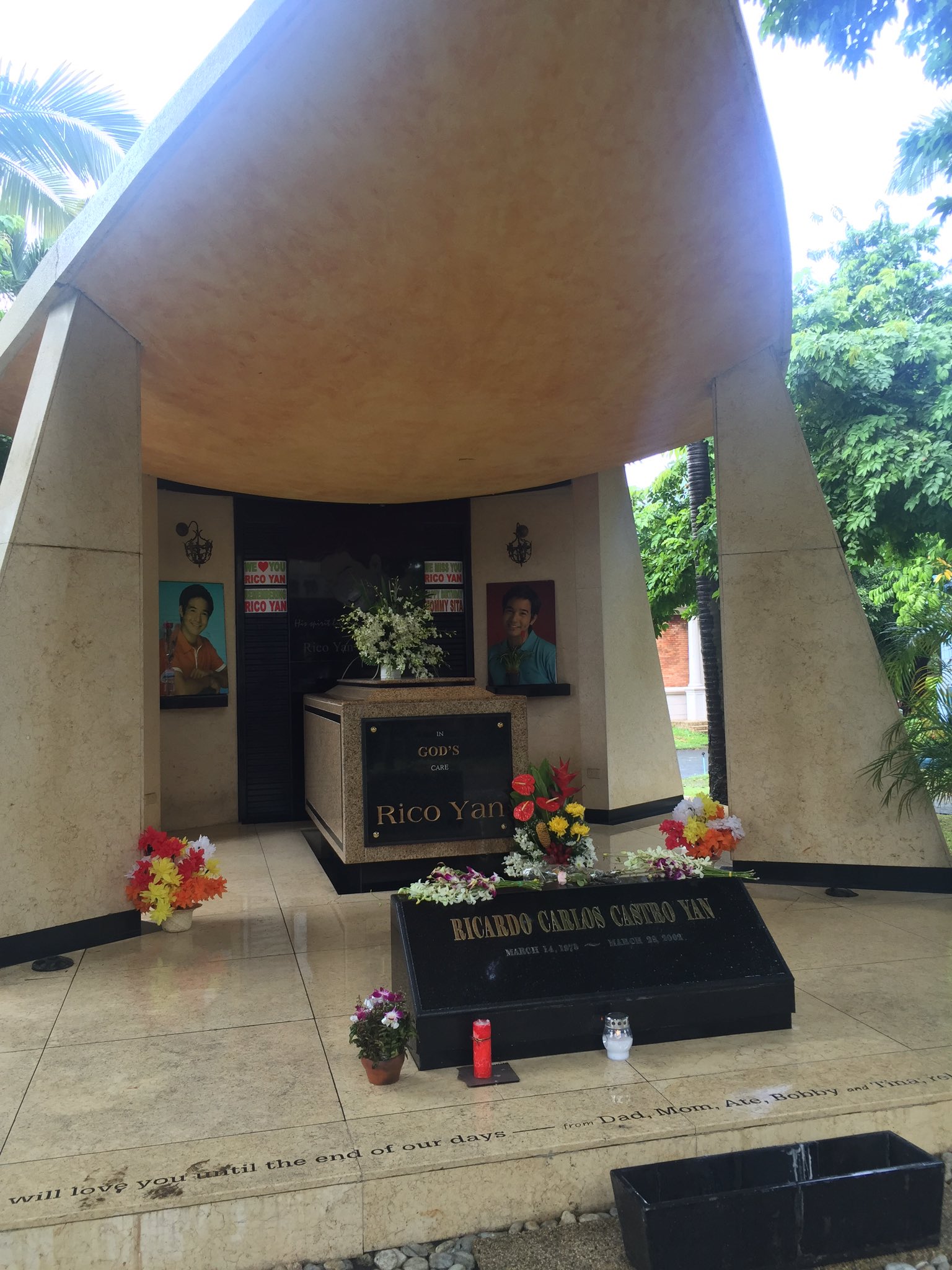 Pia Gutierrez on X: "Fans bring balloons, flowers to Rico Yan's grave at  the Manila Memorial Park https://t.co/7DpbQExnJ0" / X