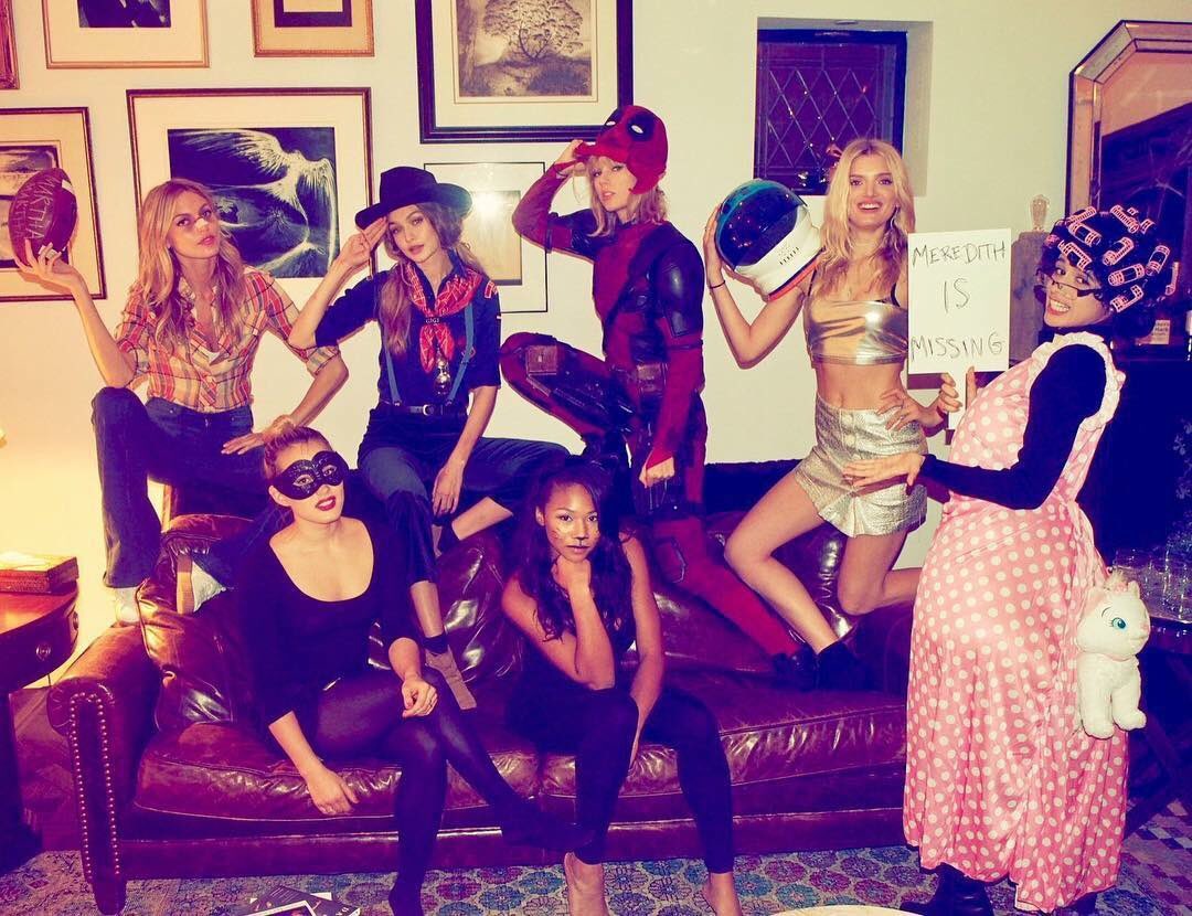 TSAlbumsNews's tweet photo. Happy Halloween from Taylor and her squad!! Taylor is dressed as Deadpool! https://t.co/MjiEN29d5D