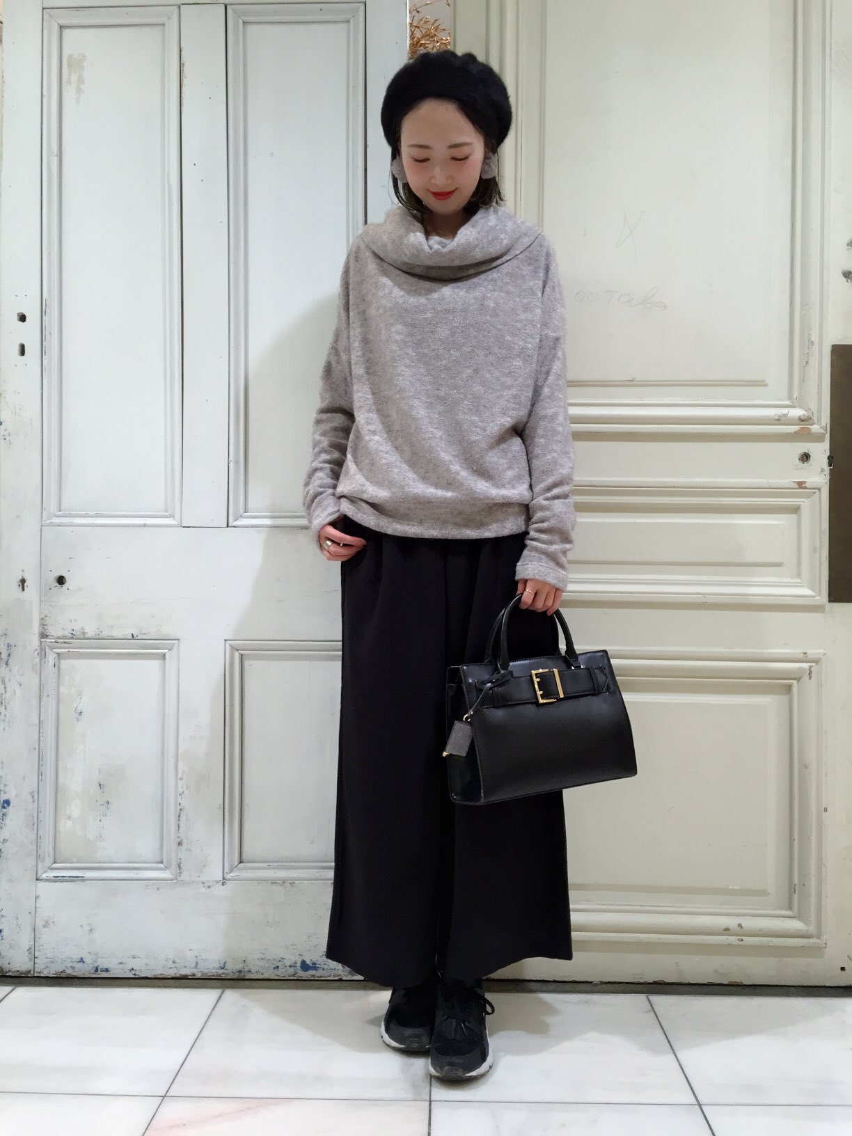 Jeanasis 京橋店 ベリーナオフタートルプルオーバーls 5 400 緩めなタートルネックプルオーバーは 所々に毛をふかせて独特な表面感にしたニットのように見えるカットソー仕上げ ニットに抵抗がある方にも挑戦しやすく オフショルダーにしても