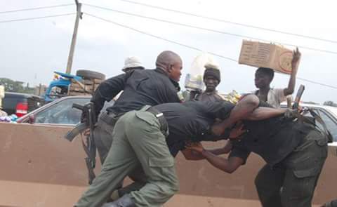 Etukben's tweet photo. Police fighting!, wahhh https://t.co/92qKFT7jjh