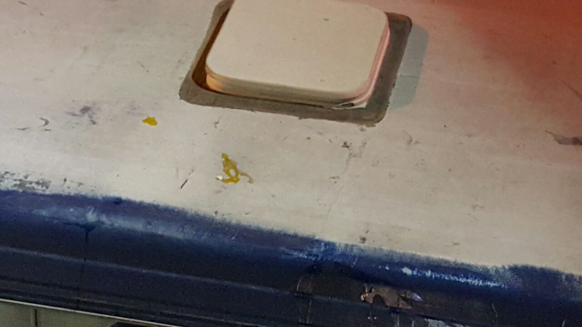 MarisolLop34's tweet photo. @drakers46 Usuarios del transporte público reportan vandalismo a unidades con motivo de halloween  #GDL https://t.co/BuKV1FWkV6