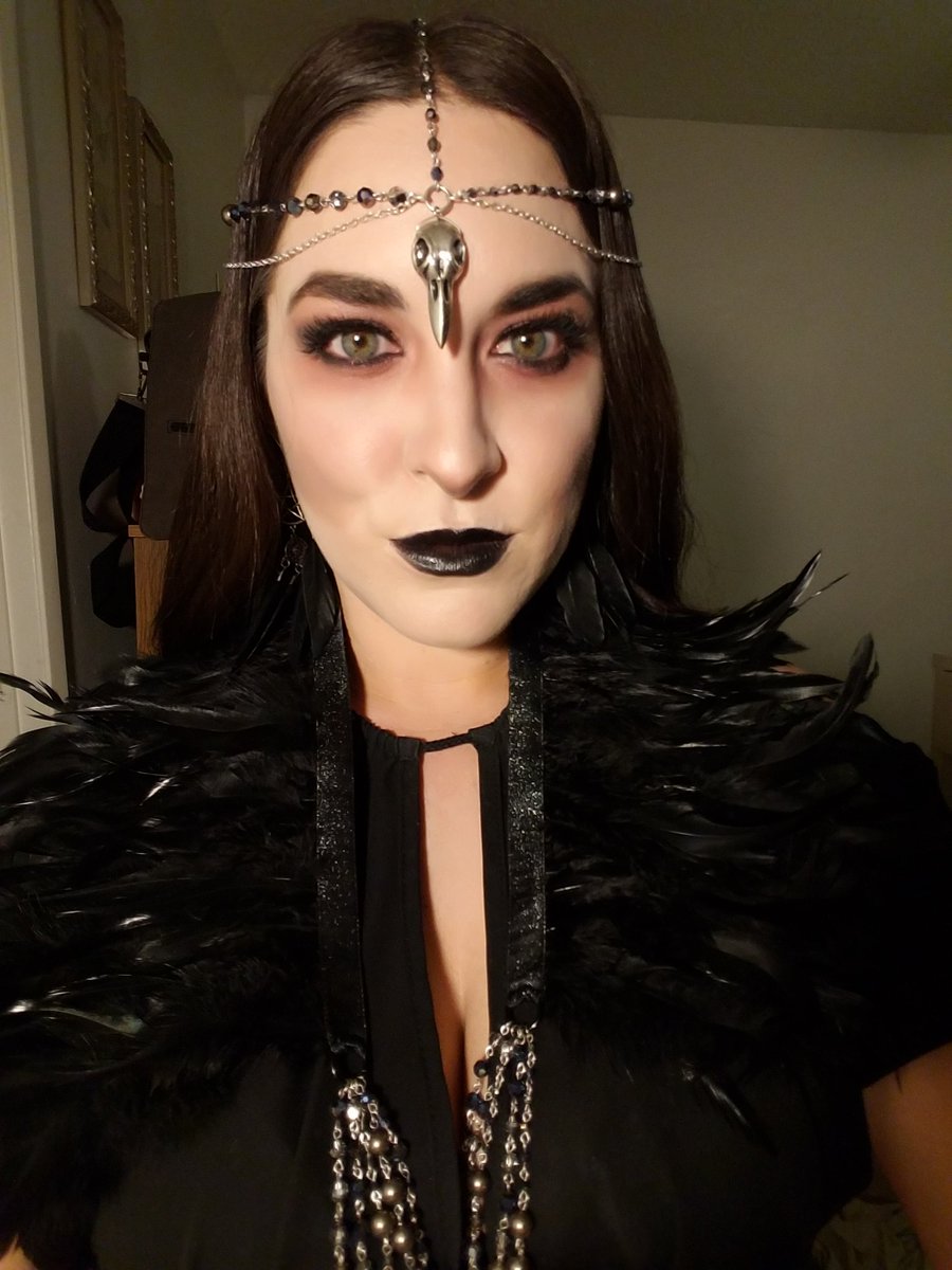 mskimmyd85's tweet photo. Just hanging out, watching #HocusPocus - having a quiet #Halloween in... 😂👸 #ItAintEasyBeingQueen #RavenQueen #CriticalCostumes #Critters https://t.co/LzENf5oyIy