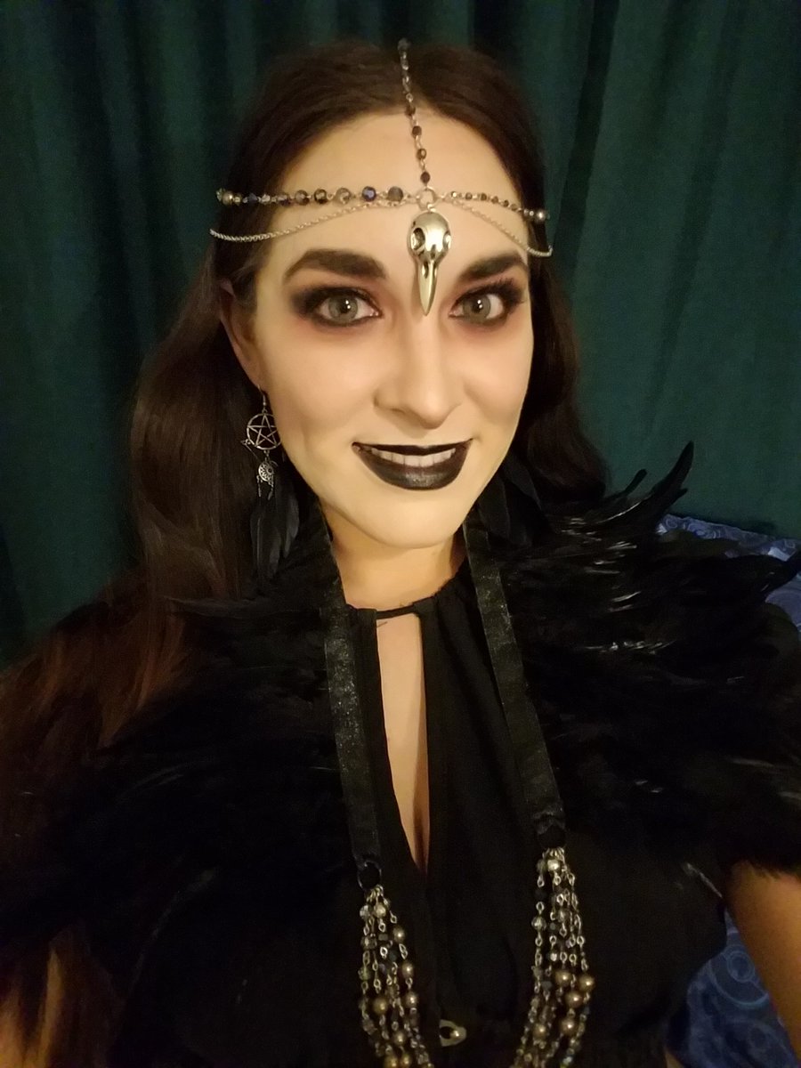 mskimmyd85's tweet photo. Just hanging out, watching #HocusPocus - having a quiet #Halloween in... 😂👸 #ItAintEasyBeingQueen #RavenQueen #CriticalCostumes #Critters https://t.co/LzENf5oyIy