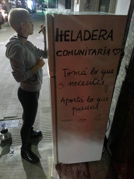 Estamosenbolas's tweet photo. Ya pueden aportar todo lo que les sobre de comida para la gente que lo necesita las 24hs 🍖🍕🍗🍰🍶 
Av Mosconi 2550 entre Artigas y Bolivia. 😀 https://t.co/JKa4zdClCB