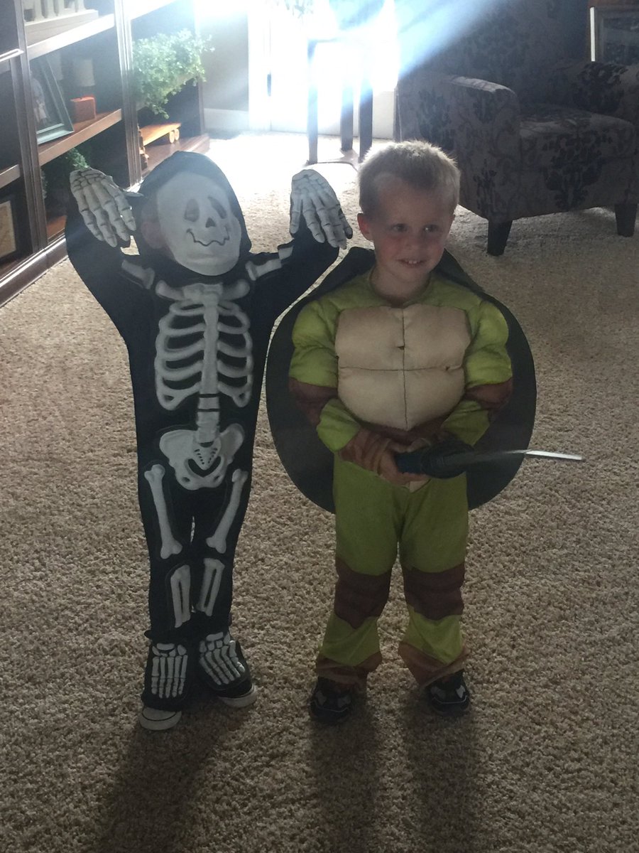 SheyDill's tweet photo. Happy Halloween!!!! Love these little goons! #ninjaturtle #happyskeleton #pjmasks 🎃💀👻 https://t.co/n4hgXPQnfc