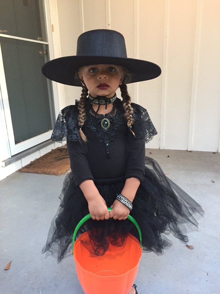 Beebs_bee_'s tweet image. Happy Halloween!!! Sophia got in Formation tonight trick or treating @Beyonce