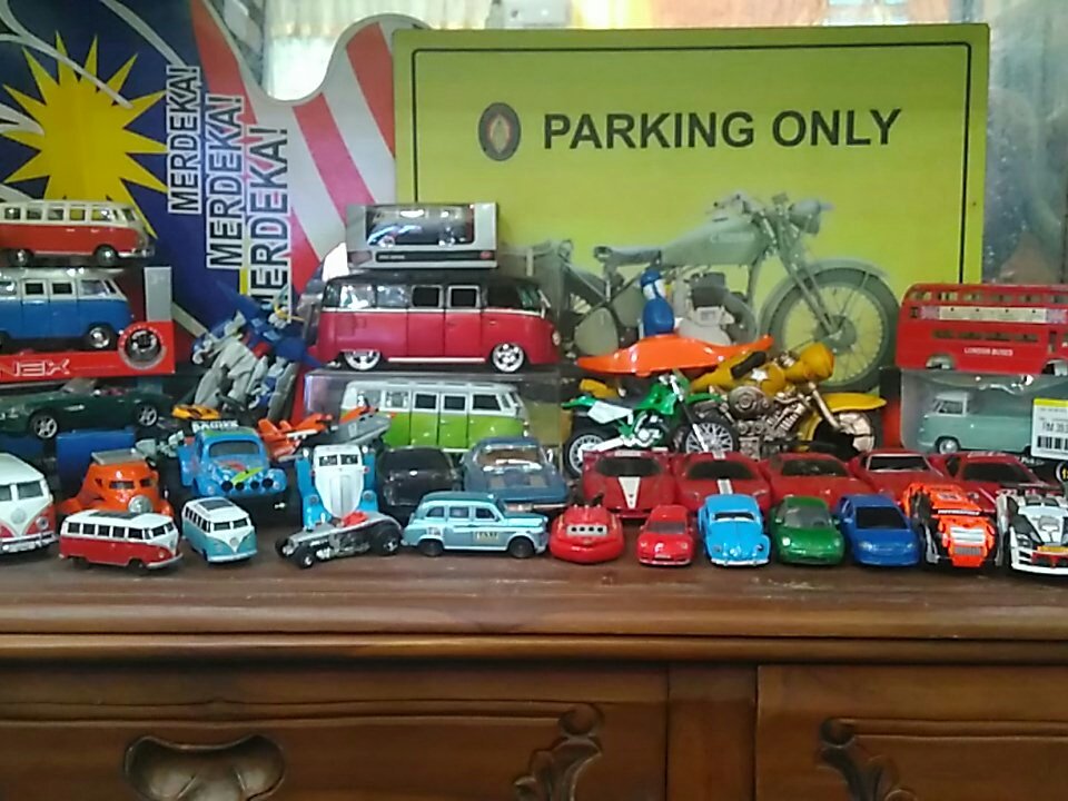 zhifiraa's tweet photo. Now packing for my ayh fav collection b4 move out this December 😅😅 #beingbusy #antiquevehicles #myayah😄 https://t.co/V4Fa6lkR5e