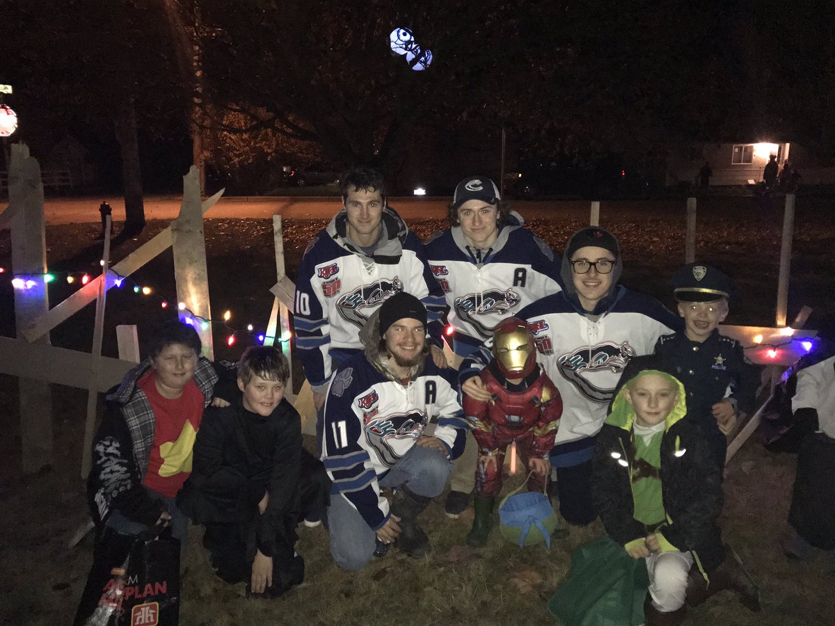 TheRiderman63's tweet photo. My boy trick or treating and then he seen a bunch of @CV_Thundercats players😉 Made his night to them out with the kids!🎃 @KIJHL https://t.co/KacCw7KTDe