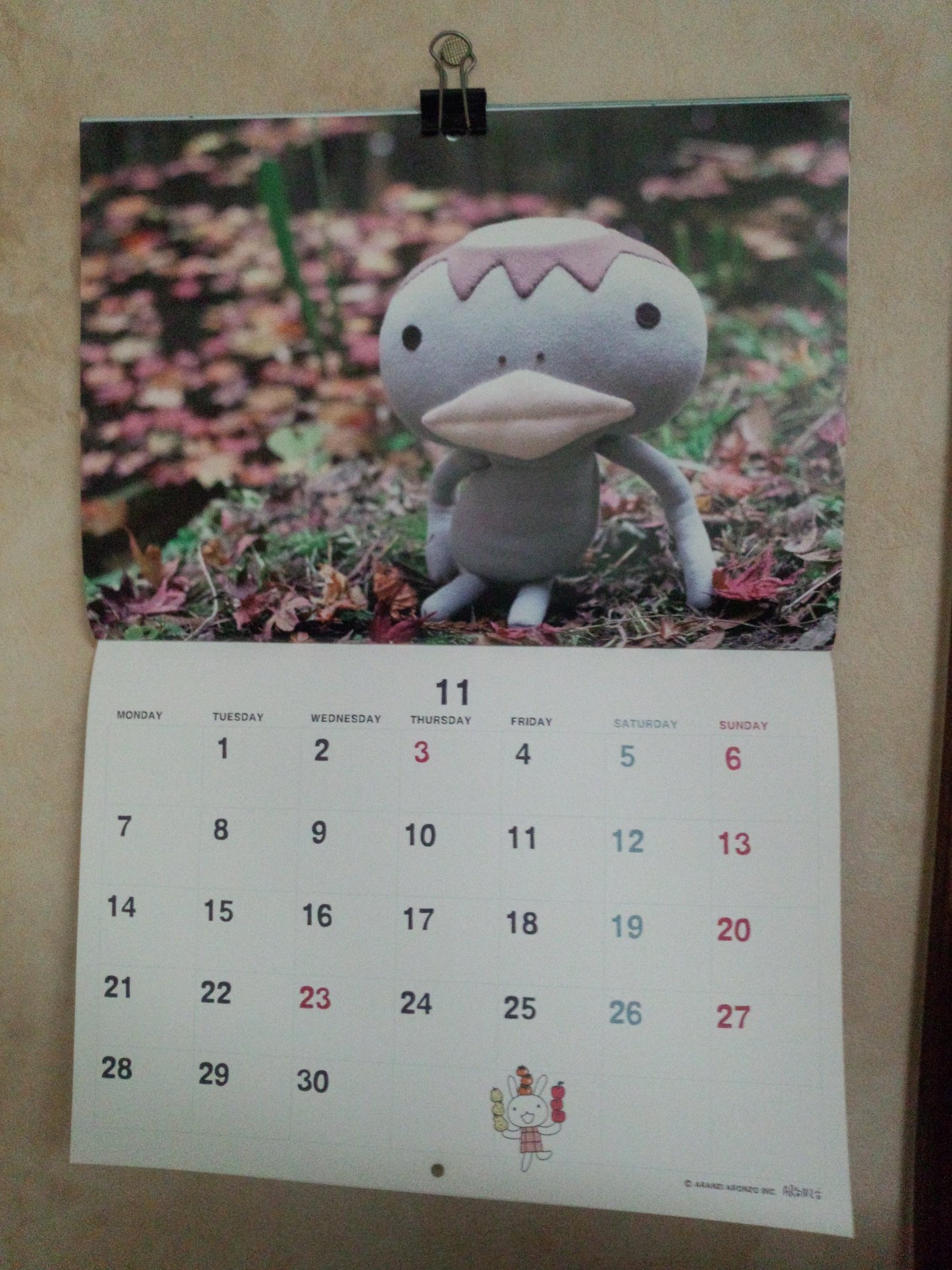 2525enu カレンダーめくった そろそろ 来年のも出てるかな このカレンダー 上の方に壁掛け穴あいてるけど 壁に釘打ちたくないのでダブルクリップと画鋲でw T Co Bz90oosqyn Twitter