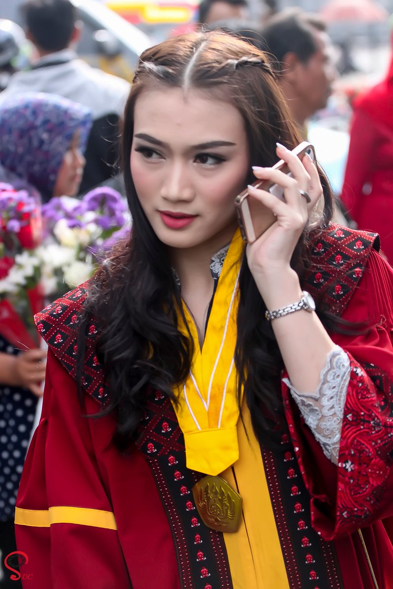 Akhirnya setelah bertahun-tahun ya bu 🎓 #CongratsMelodySP smoga setelah jadi bu GM bisa jadi buTani *lahh <a href="/melodyJKT48/">M</a>
