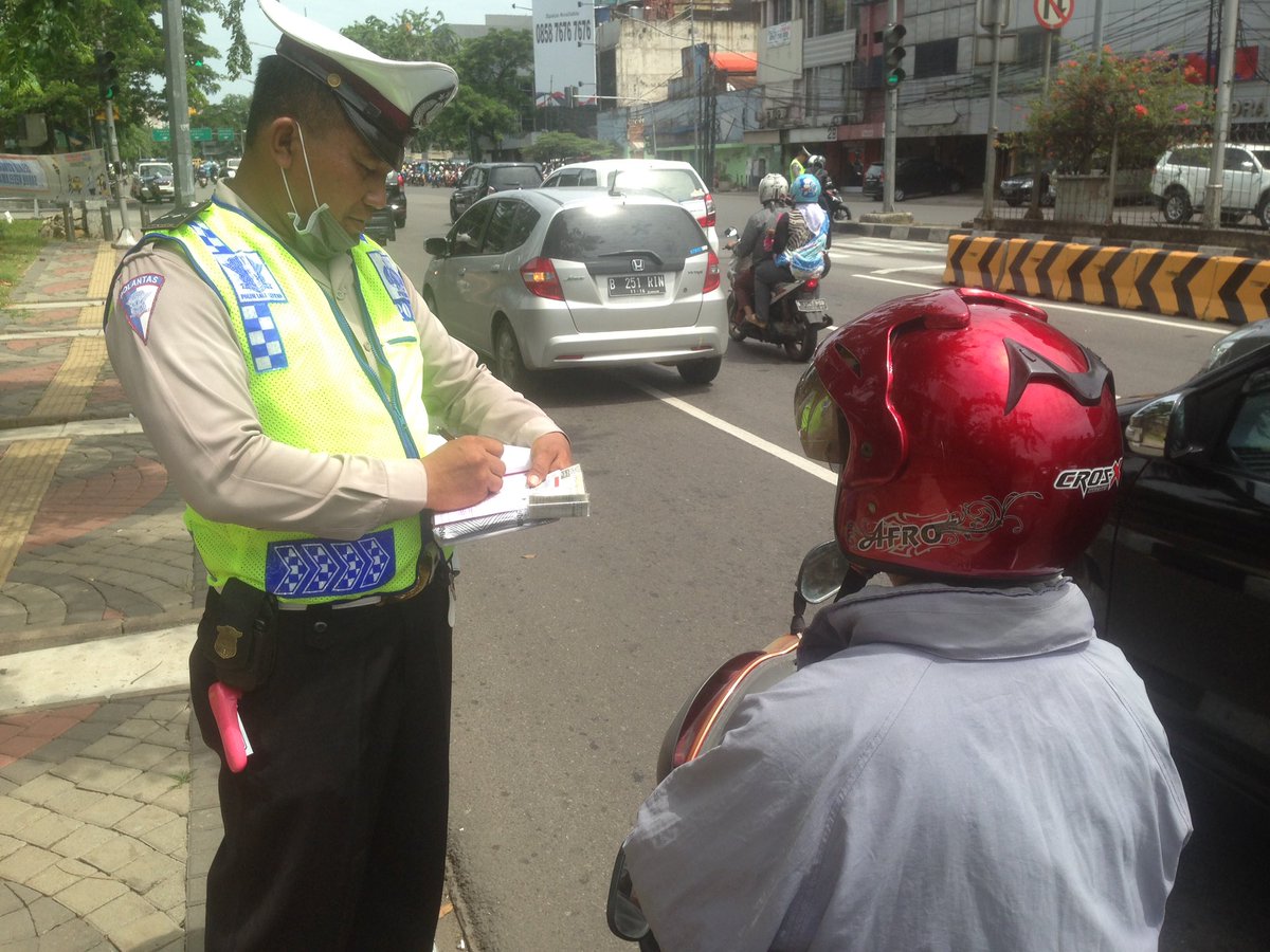 TMCPoldaMetro's tweet photo. 10.43 Penindakan dg surat Tilang trhadap pengendara yg melanggar rambu lalin di Jembatan Merah Jakpus @novendri900 https://t.co/BOX4huiPnb