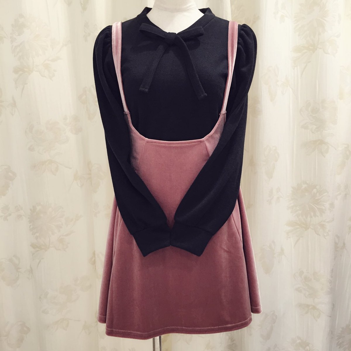 Evelyn ラフォーレ原宿 原宿店限定ベロアワンピース 在庫両色とも少なくなってきております 双子コーデにもおすすめ 狙っている方はぜひお早めにご来店下さい 5 900 Tax Evelyn Scoopnest