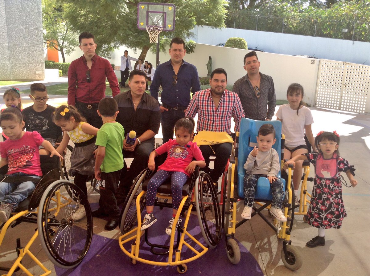 idgruperaofi's tweet photo. Integrantes de @BANDA_MS visitaron el #CritOccidente y convivieron con niños pacientes de este hospital @TeletonMexico https://t.co/yFyol2OlSU