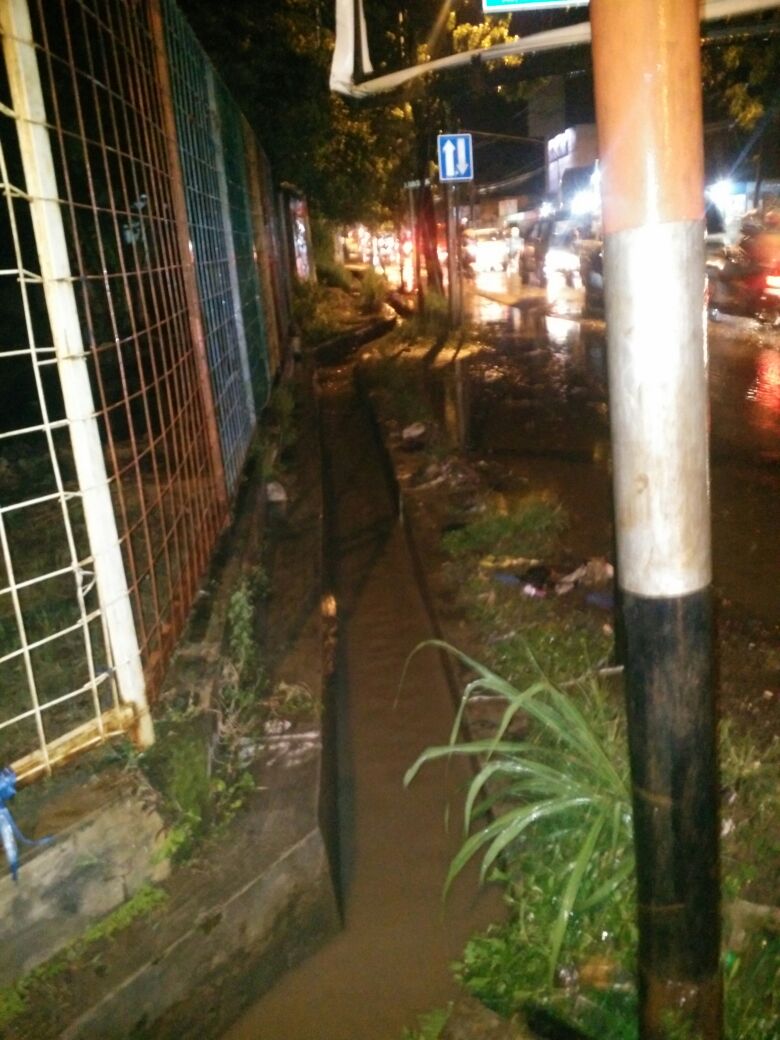 dbmkab_bdg's tweet photo. Kegiatan normalisasi gorong-gorong di Jl. warung lobak. https://t.co/CUrku3GUh8