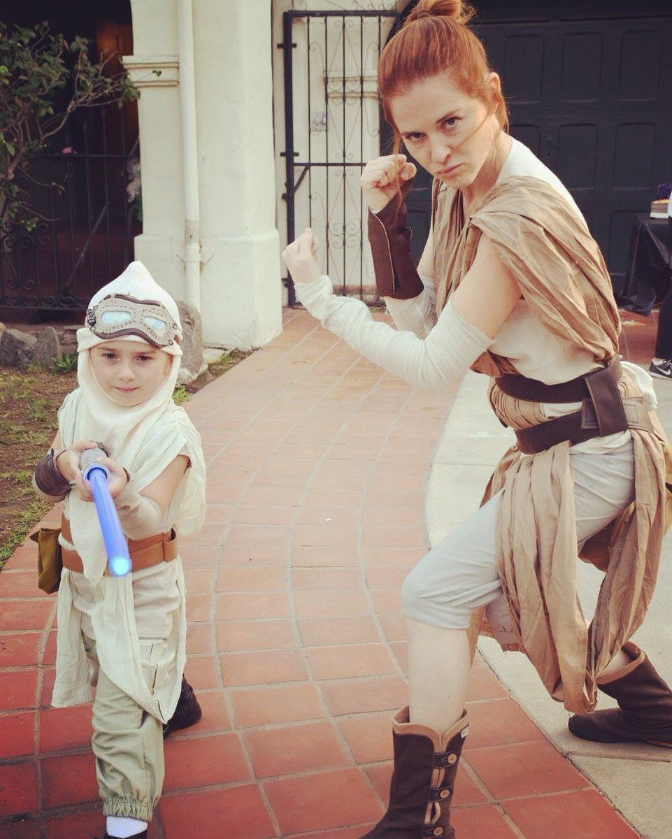 sarahdrew's tweet photo. Little Rey, big Rey! My neighbor Nora is the cutest!!! https://t.co/UPKW0cv6EP
