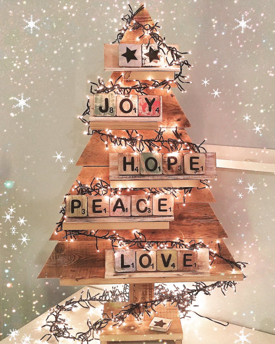 Zal ik hem al laten staan? #kerstboom van #steigerhout met #letters van scrabbleyourname.nl