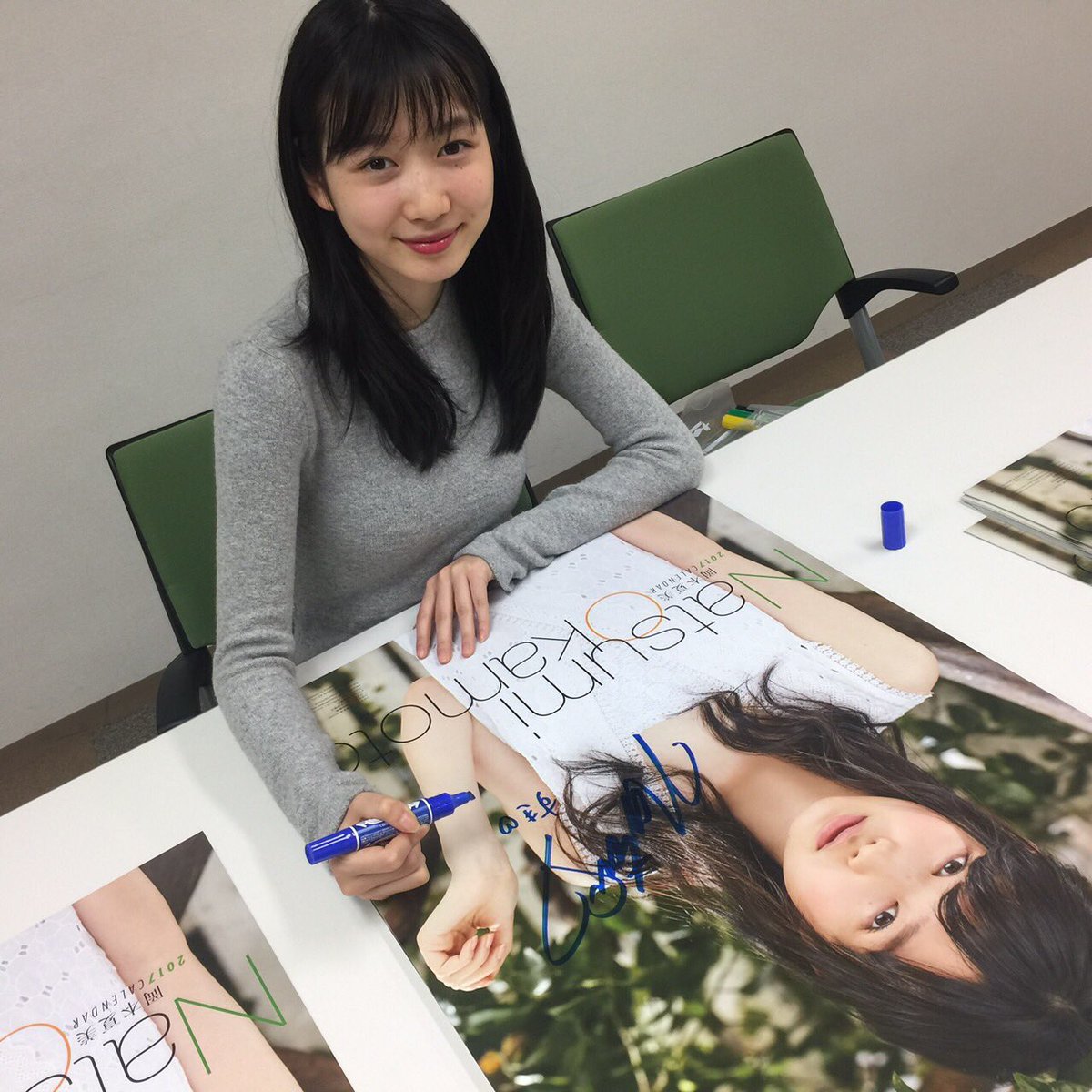 岡本夏美 Auf Twitter 今日は事務所にてサインを沢山書いてきました 11月12日に行われるカレンダーイベントでお渡しするものです 整理券増やしていただいたりもしたので より多くの方に参加していただけると思います T Co Jyike1v4rb みんなに会いたい 岡本夏美 Auf Twitter 今日は事務所にてサインを沢山書いてきました 11月12日に行われるカレンダーイベントでお渡しするものです 整理券増やしていただいたりもしたので より多くの方に参加していただけると思います T Co Jyike1v4rb みんなに会いたい