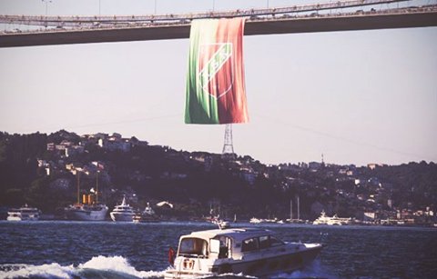 104 yaşındaki Karşıyaka, şampiyon olarak Boğaz Köprüsü'ne bayrak astırtan ilk ve tek İzmir kulübü oldu.