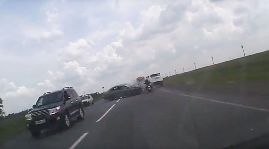 Motorcyclist somehow comes out unscathed in accident: motorbiketimes.com/news/sport/mot…