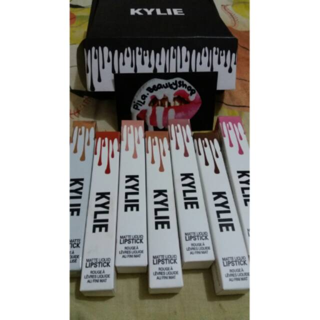 raraprildj's tweet photo. Saya menjual KYLIE LIPKIT seharga Rp40.000. Dapatkan produk ini hanya di Shopee! https://t.co/TjTJui5N0Q #ShopeeID https://t.co/QusPDSnTR8