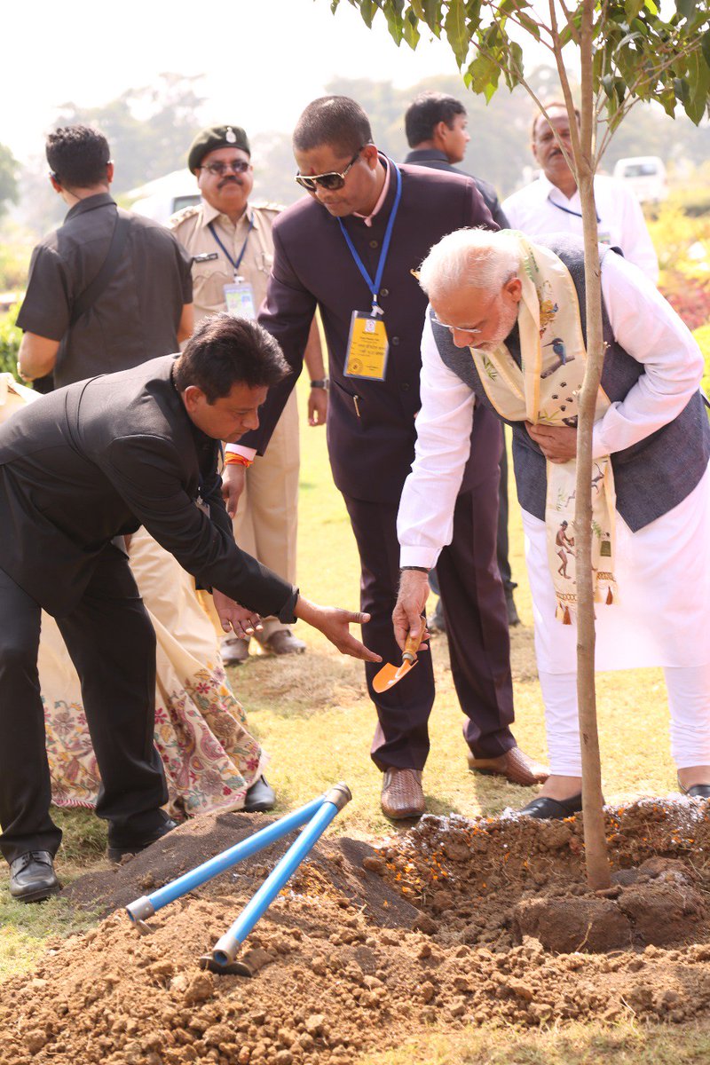 प्रधानमंत्री श्री नरेंद्र मोदी जी ने जंगलसफारी का अवलोकन करते हुए वृक्षारोपण भी किया #PMatNayaRaipur